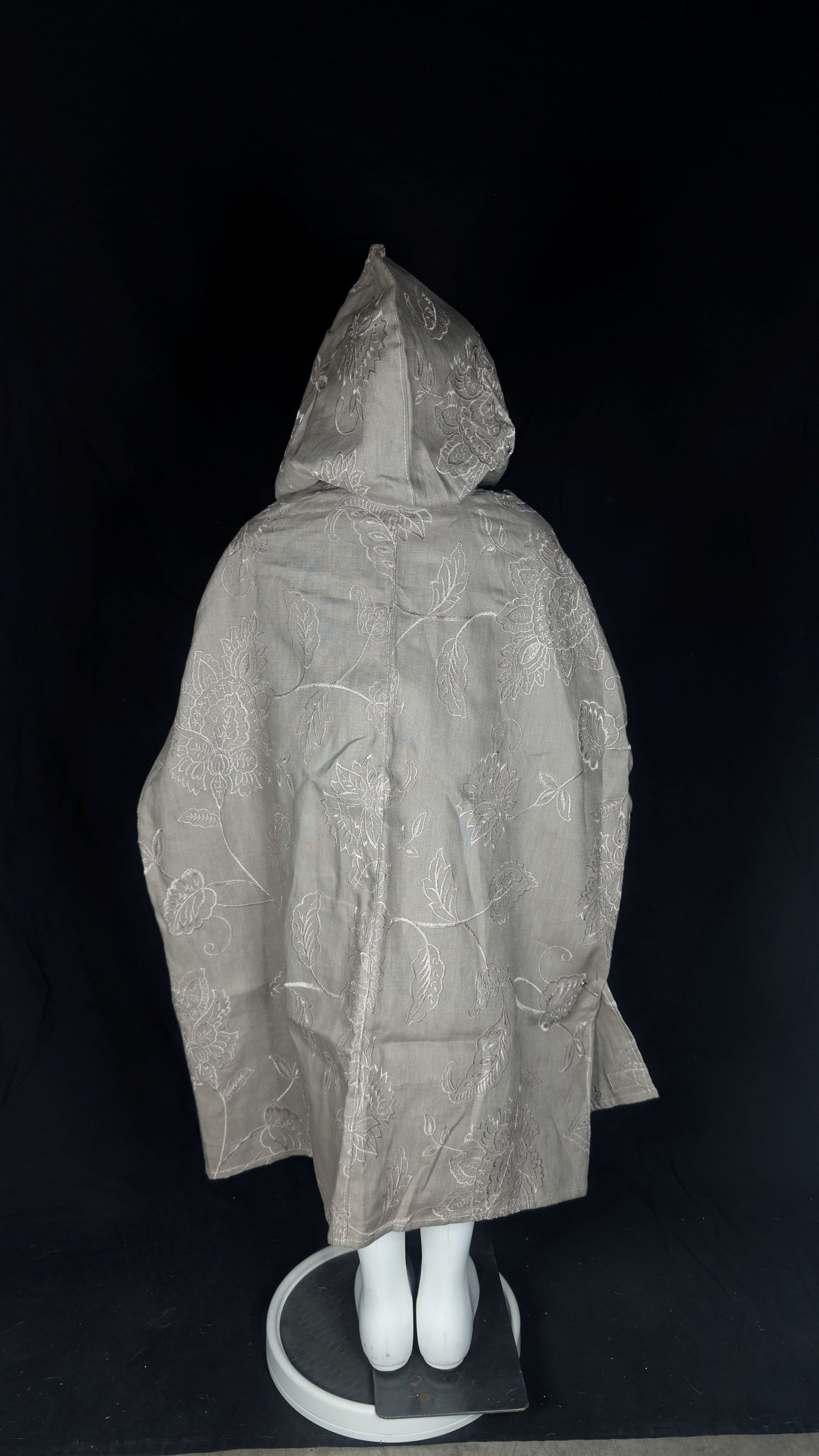 Halfling Embroidered Linen Mage