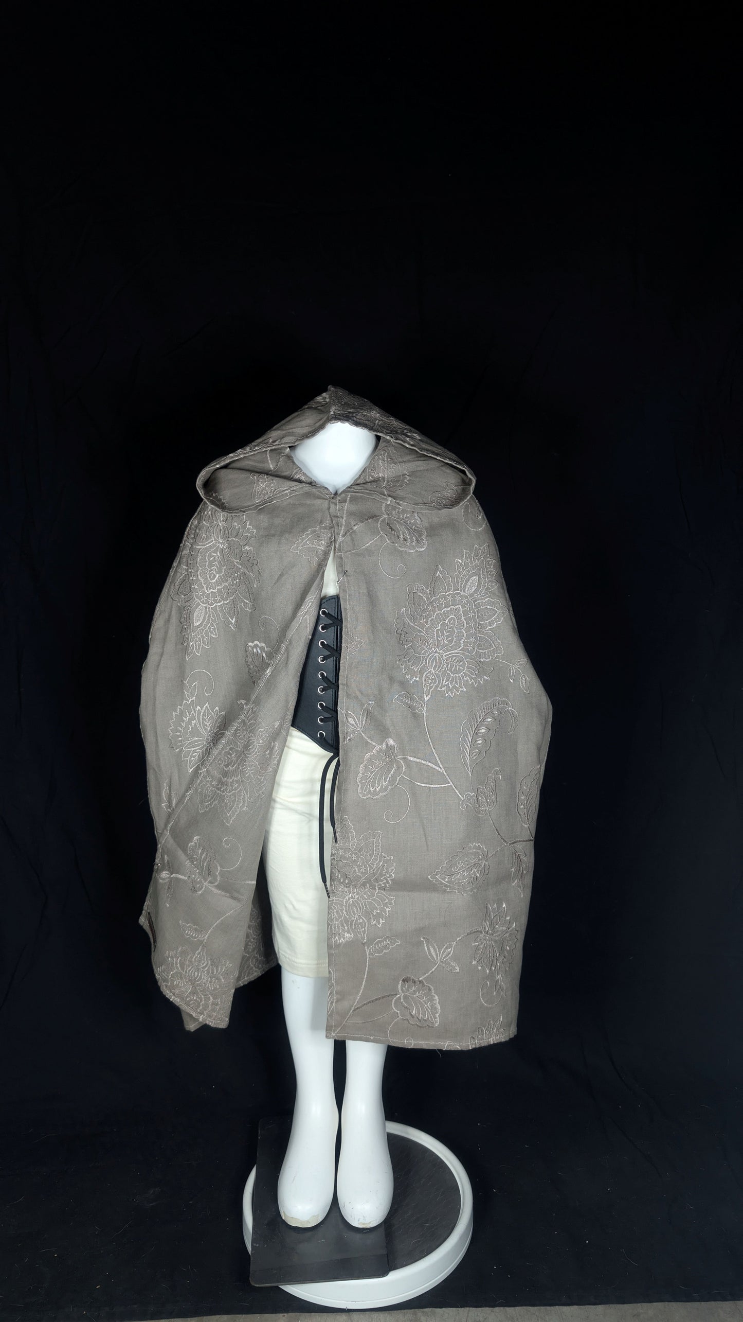 Halfling Embroidered Linen Mage